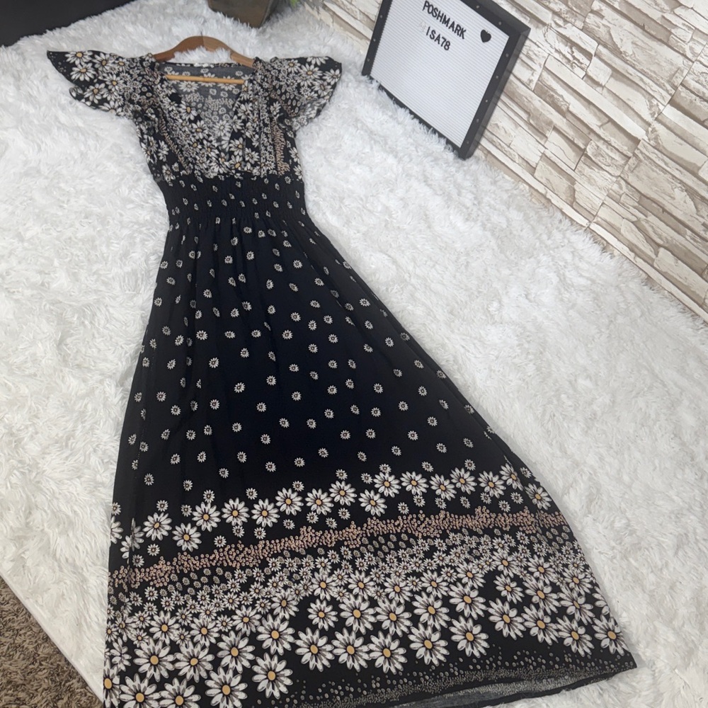 REPOSHED Black Daisy-Print V-Neck Maxi Dress - Picture 6 of 12